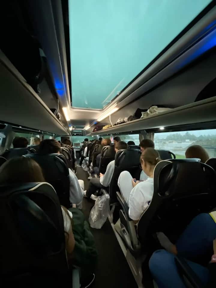 नवीन ठिकाणी पोहोचण्यासाठी स्थानिक बस किंवा मेट्रो वापरा. हे केवळ स्वस्त नसतात, तर त्या ठिकाणाची संस्कृती आणि लोक यांना जवळून पाहण्याची संधीही देतात.