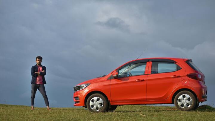 image 7Tata Tiago की बात करें तो इसका नाम पूरी तरह ब्रांड द्वारा गढ़ा गया एक नया शब्द है. लॉन्च से पहले इसका नाम Zica था, लेकिन वायरस जीका के फैलने के बाद कंपनी ने इसका नाम बदलना पड़ा. इसके बाद चुना गया Tiago, एक छोटा, आकर्षक, फ्रेश और युवा फील देने वाला नाम.