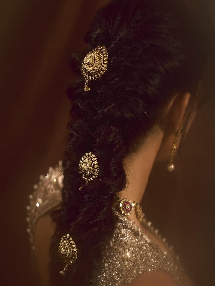 Not only this, Hasina has also styled her hair with traditional hair pins. She has braided her hair and then decorated her hair with a designer hair clip. This fine detailing of the actress is further enhancing her entire look.