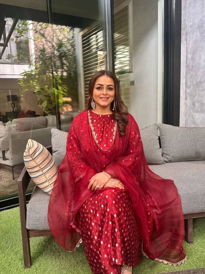 Shilpa Shirodkar also shared that her husband is very qualified while he has failed in 10th. When she asked her husband to make a resume, he asked her to write SSC fail in the CV.