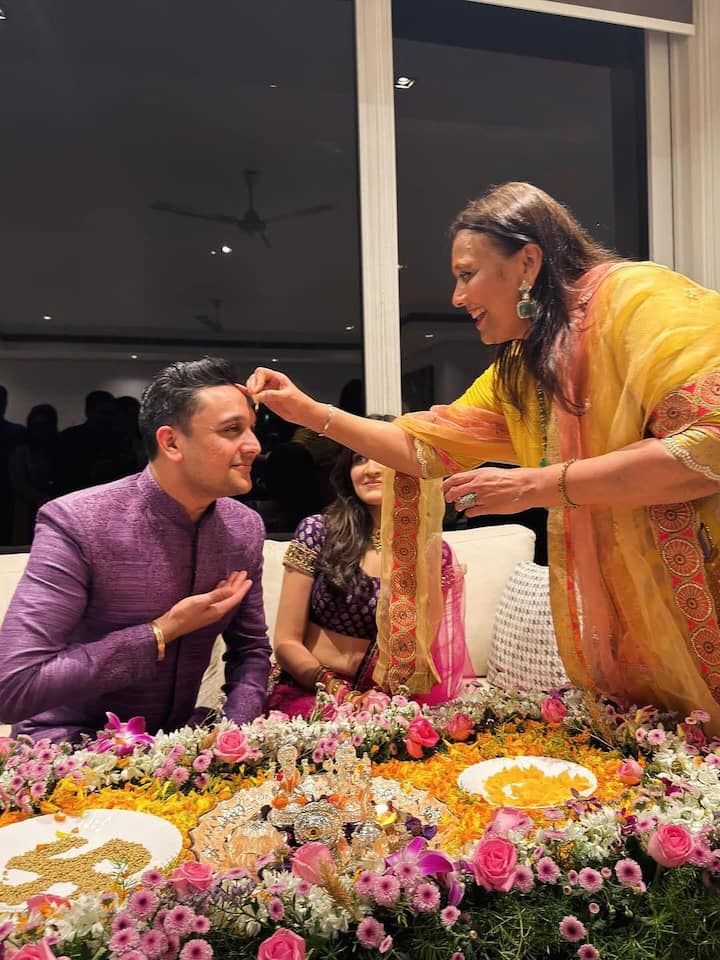इस वायरल फोटो में नविका कोटिया की मां अपने दामाद का तिलक करती नजर आ रही हैं. दामाद और सासू मां का ऐसा प्यारा रिश्ता देख फैंस भी उनकी बलाएं ले रहे हैं.