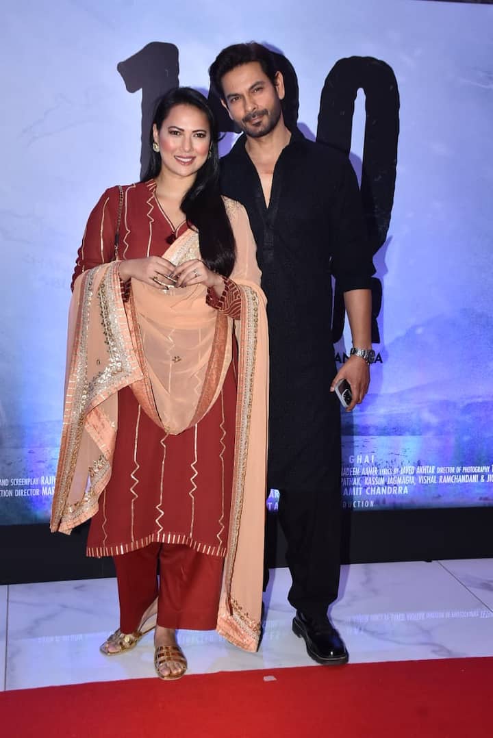 Apart from Farhan Akhtar, Ankit Siwach and other actors, Vivaan Bhatena will also be seen in it. The actor arrived with his wife Nikhila for the screening of '120 Bahadur'. This traditional outfit of both is impressing the fans a lot.