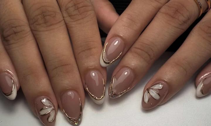 वहीं क्लीन और मिनिमल लुक पसंद करने वालों के लिए न्यूड नेल्स बेस्ट माने जाते हैं. बेज, लैटे, कारमेल, मिल्की पिंक और आल्मंड शेड्स ट्रेंड में है. चाहे तो इनमें छोटे व्हाइट डॉट्स, गोल्ड लाइन या थिन फ्रेंच टिप्स भी आप जोड़ सकते हैं. वहीं यह नेल्स हर फंक्शन जैसे रोका, हल्दी, मेहंदी, संगीत और रिसेप्शन में आप करवा सकते हैं.