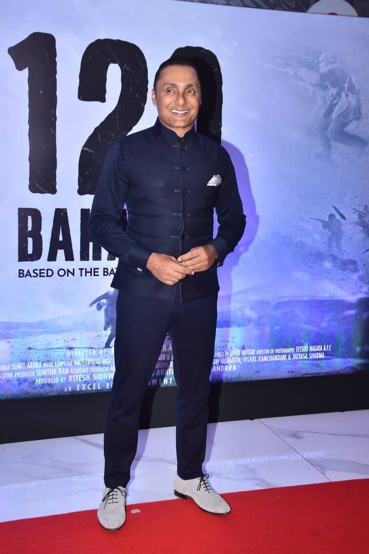 Along with this, well-known Bollywood actor Rahul Bose was also spotted at the screening of '120 Bahadur'. In her stylish avatar, she posed laughingly in front of the paps.