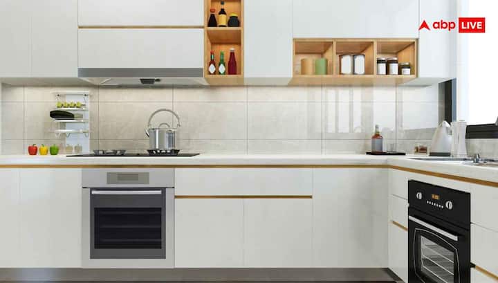 किचन में यूज किए गए पुराने तेल, एक्सपायर्ड मसाले या सड़ी दालें स्वास्थ्य के लिए हानिकारक होती हैं. यह ना सिर्फ बीमारियों को बढ़ावा देती हैं, बल्कि घर में गंदगी और नेगेटिव एनर्जी भी फैलाती हैं. पुराने तेल, मसाले और दालें तुरंत फेंक दें. किचन हमेशा साफ और व्यवस्थित रखें.