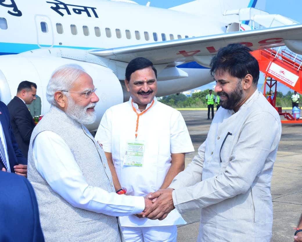 PM Modi AP Tour: ఏపీకి ప్రధాని మోదీ, సత్యసాయి ఎయిర్ పోర్టులో ఘన స్వాగతం పలికిన సీఎం చంద్రబాబు