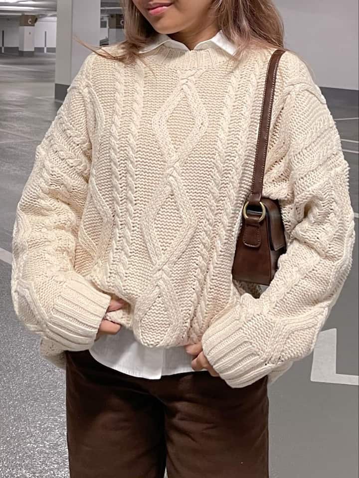 ओव्हरसाइज वूलन टॉपचा ट्रेंड सध्या खूप जोरात पाहायला मिळतो. ओव्हरसाइज टॉपसोबत स्किनी किंवा वाइड लेग जीन्स अतिशय छान दिसते.