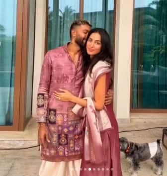 मंत्रोच्चार, हवन आणि सर्व पारंपरिक विधींसह ही पूजा पार पडली. हार्दिक अनेक क्षणी डोळे मिटून पूर्णपणे भक्तीत तल्लीन झाल्याचे दिसत आहे.