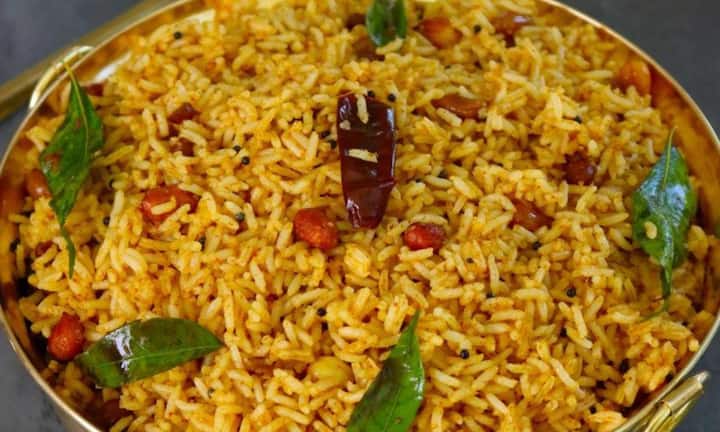 Whereas in tamarind rice, cooked rice is mixed with tamarind paste. This paste contains tamarind juice, jaggery, mustard seeds, curry leaves, dried red chillies and spices.
