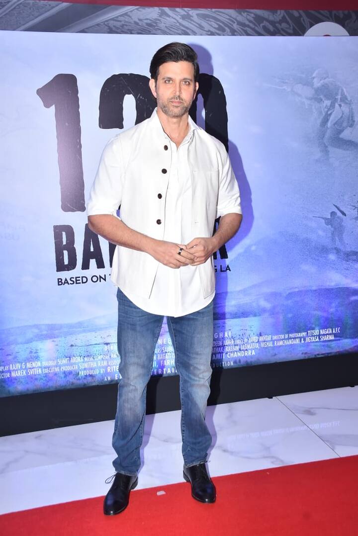 It is not possible that Farhan Akhtar's close friend Hrithik Roshan is not included in this special event. The actor was seen in casual outfit only at the screening of '120 Bahadur'. He wore denim jeans with a white shirt.