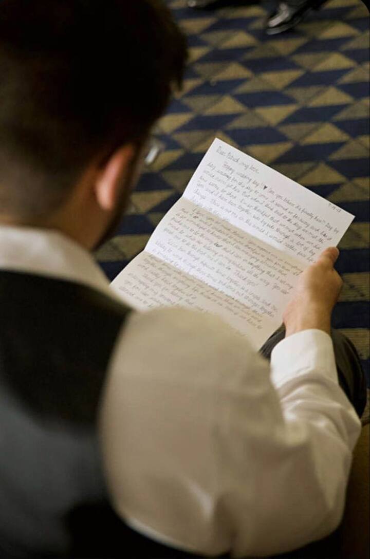 कधी कधी मनापासून लिहिलेलं पत्रही अनमोल भेट ठरते. प्रेमाने लिहिलेला हा संदेश त्यांच्या हृदयाला नक्कीच स्पर्श करेल.