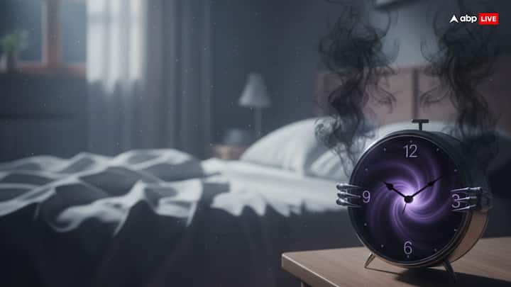 आज के समय में हर इंसान को सोते समय सिरहाने के पास घड़ी रखने की आदत है. मगर घड़ी की घड़ी की टिक-टिक आवाज से राहु की ऊर्जा भी सक्रिय होती है, जो भ्रम, चिंता और परेशानी का कारक माना जाता है. वहीं घड़ी का सीधा असर हमारे दिमाग पर भी होता है. जिससे रात में सोने में दिक्कतें आती हैं.