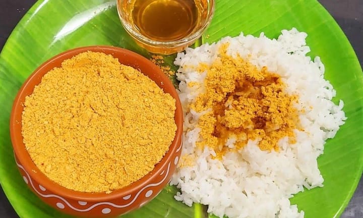 Podi rice is considered a simple and flavorful dish. In which cooked rice is mixed with spicy podi, ghee or sesame oil. Podi is a mixture of roasted lentils, dry red chillies, sesame seeds, cumin seeds and spices.