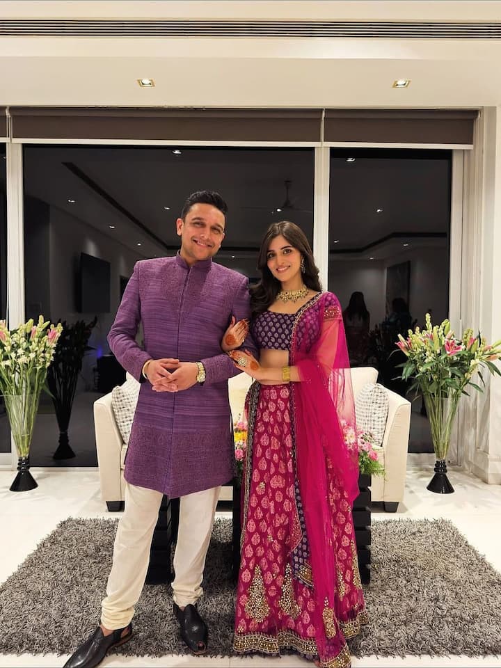 अपने इस स्पेशल मूमेंट के लिए नविका कोटिया ने पर्पल और पिंक कलर का लहंगा कैरी किया था. वहीं हसीना के मंगेतर मेजन मोदी वाइन कलर की शेरवानी और पजामे में बेहद हैंडसम लगे.