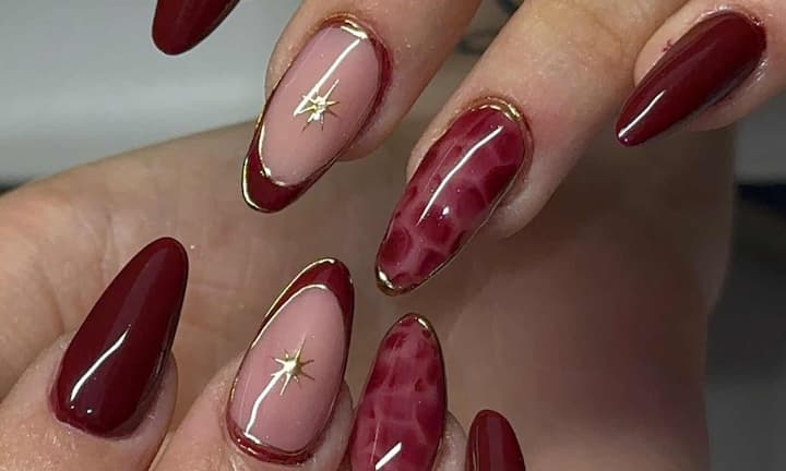 इनके अलावा रेड नेल पेंट हमेशा से इंडियन वेडिंग्स का फेवरेट रहा है. वहीं इस साल इसका मॉडर्न वर्जन जैसे रेड फ्रेंच टिप्स, रेड क्रोम, रेड वेलवेट नेल्स या हल्के गोल्ड फॉइल के साथ नेल्स भी ट्रेंड में है. वहीं यह नेल्स हर एक फंक्शन में खूब जंचते हैं.