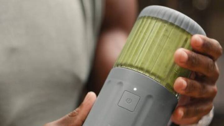 पोर्टेबल स्मूथी और शेक ब्लेंडर: उन पुरुषों के लिए एक कॉम्पैक्ट और कुशल गैजेट जो स्वास्थ्य और सुविधा को महत्व देते हैं। फिटनेस प्रेमियों, यात्रियों या व्यस्त पेशेवरों के लिए बिल्कुल सही। न्यूनतम प्रयास के साथ मिनटों में स्मूदी, शेक और जूस बनाता है। रिचार्जेबल और पोर्टेबल, इसलिए वह इसे जिम या कार्यालय में उपयोग कर सकता है। अपनी दिनचर्या को बाधित किए बिना स्वस्थ आदतों को प्रोत्साहित करता है। यात्राओं के लिए बैकपैक, वर्क बैग या कैरी-ऑन में आसानी से फिट बैठता है। सरल एक-बटन ऑपरेशन चीजों को परेशानी मुक्त रखता है। साफ करना आसान है, जो इसे रोजमर्रा के उपयोग के लिए आदर्श बनाता है। आधुनिक, विचारशील और आज के कल्याण रुझानों के अनुरूप महसूस होता है। एक पुरुष दिवस उपहार जो उनकी जीवनशैली और लक्ष्यों का समर्थन करता है। (छवि स्रोत: Pinterest/बीस्टहेल्थ)