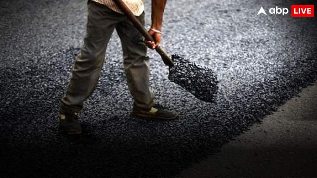 तेलंगाना की इस विधानसभा में भ्रष्टाचार की हदें पार, कच्ची मिट्टी पर डामर बिछाकर बनाई सड़क
