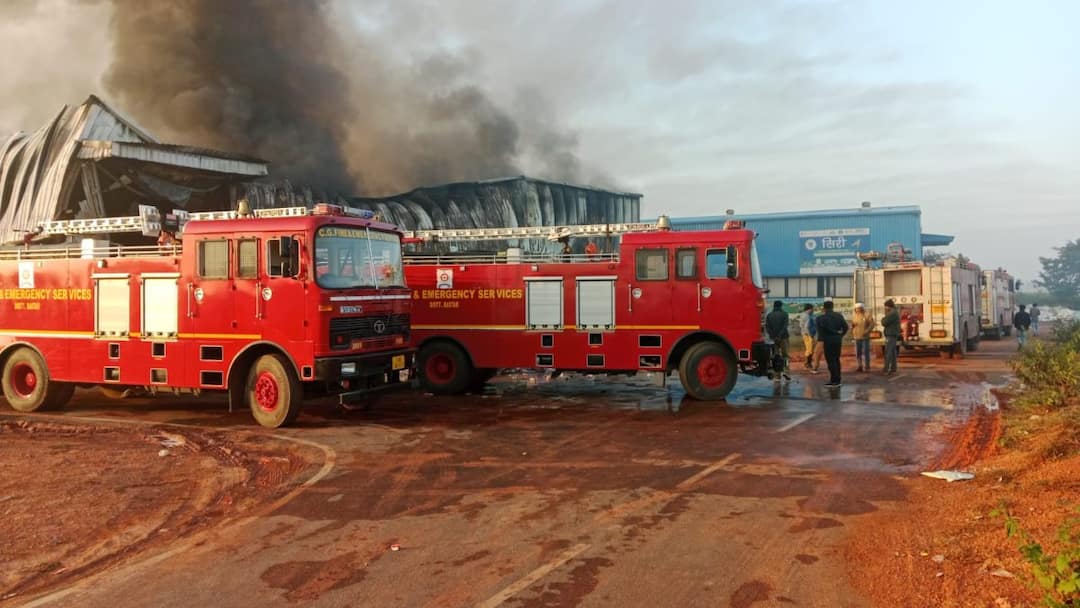 जगदलपुर MRF सेंटर में भीषण आग: प्लास्टिक रिसाइक्लिंग यूनिट में लाखों का नुकसान Fire engulfs Jagdalpur Babu Semra MRF Center SDRF controls blaze plastic machines destroyed ann जगदलपुर MRF सेंटर में भीषण आग: प्लास्टिक रिसाइक्लिंग यूनिट में लाखों का नुकसान