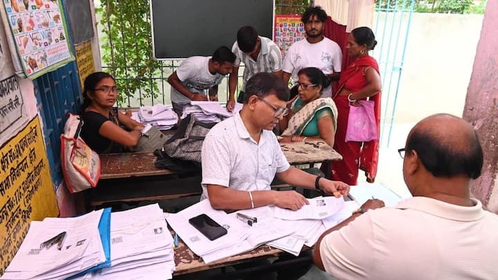 अगर किसी मतदाता का नाम गांव और शहर दोनों में है तो उसे वहीं का फॉर्म भरना चाहिए. जहां उसका मतदाता बने रहने का इरादा है. जिन्होंने अपना घर छोड़ा है या अब दूसरे शहर में रहते हैं. उन्हें कंरट एड्रेस वाली लिस्ट के अनुसार फॉर्म भरना चाहिए.