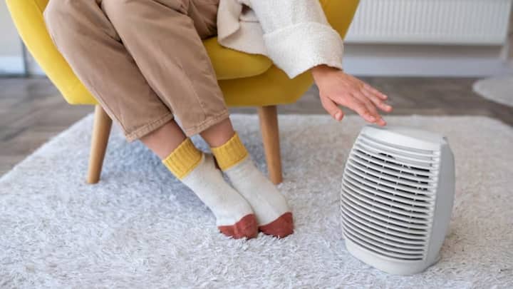 बिजली की खपत भी खरीदते समय ध्यान में रखनी चाहिए. हर हीटर बिजली अलग तरीके से खींचता है. अगर रोज़ कई घंटे चलाना है तो ऑयल-फिल्ड हीटर बेहतर साबित होगा. क्योंकि यह कम बिजली में लगातार गर्माहट देता है. इसके साथ है यह कमरे की हवा को भी ज्यादा नहीं सुखाता. जिससे लंबे समय तक बैठना आरामदायक रहता है.