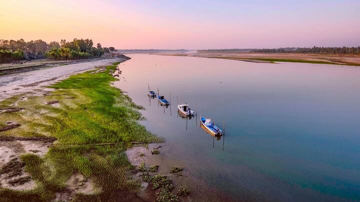 भारत विशाल नदियों का देश है, लेकिन हर नदी का बहाव यानी डिस्चार्ज अलग होता है. कुछ नदियों का फैलाव चौड़ा होता है, लेकिन उनमें पानी का वास्तविक बहाव उतना नहीं होता. ऐसे में असली सवाल यही है कि आखिर भारत की कौन-सी नदी है, जिसके पास सबसे ज्यादा वार्षिक जलप्रवाह है.