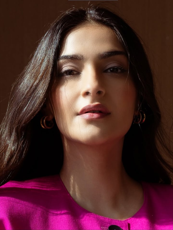 As soon as this post of Sonam came, celebs and fans started congratulating her.