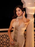 మూడు లక్షల  ప్రింటెడ్ గౌన్ వేసుకున్న జాన్వీకపూర్..ట్రెడిషన్.. స్టైల్ కలగలసిన క్వీన్‌లా ఉంది.