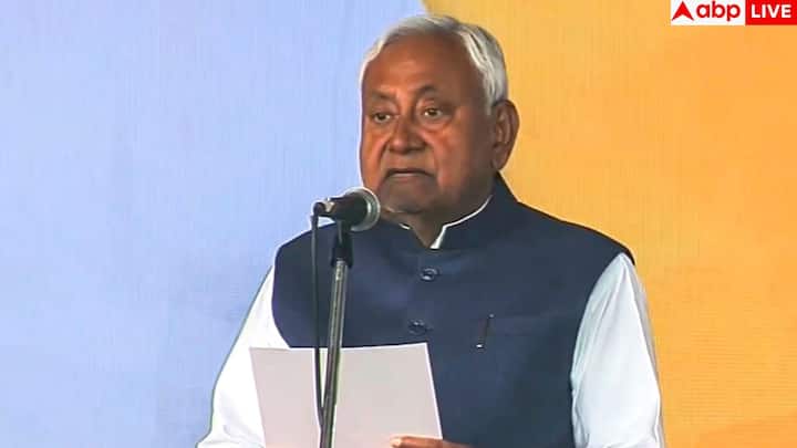 उनकी खाने की आदतें बेहद सादगी भरी हैं, शाकाहारी, हल्का मसाला, सरल और लगभग सन्यासी जैसी. लेकिन नीतीश कुमार को डोसा और शाकाहारी इंडो-चीनी खाने का शौक है. चुनाव अभियान के दौरान पत्रकारों ने उन्हें पटना के पुराने साउथ इंडियन रेस्तरां में डोसा खाते हुए कई बार देखा है.