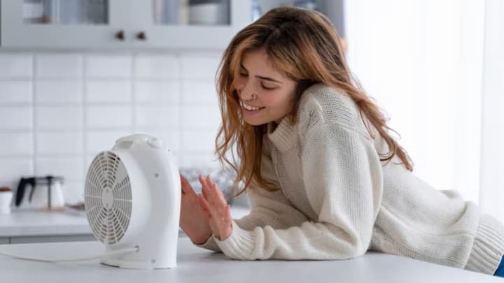 रूम हीटर  खरीदने से पहले कुछ बातों को समझ लेना ही बेहतर है. कमरे का साइज, बिजली की खपत, सुरक्षा फीचर्स और आपकी सेहत पर असर जैसी चीजें सीधा फर्क डालती हैं. अगर इन बातों को ध्यान में रखकर खरीदारी की जाए तो हीटर न सिर्फ सुरक्षित रहेगा बल्कि जेब पर भी हल्का पड़ेगा.