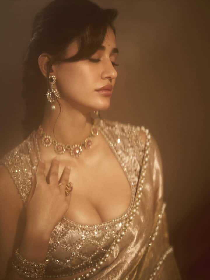 बॉलीवुड एक्ट्रेस दिशा पटानी का नाम इंडस्ट्री की टॉप एक्ट्रेसेस की लिस्ट में शामिल है। दिशा अपने ग्लैमरस अंदाज की वजह से सुर्खियों में बनी रहती हैं।