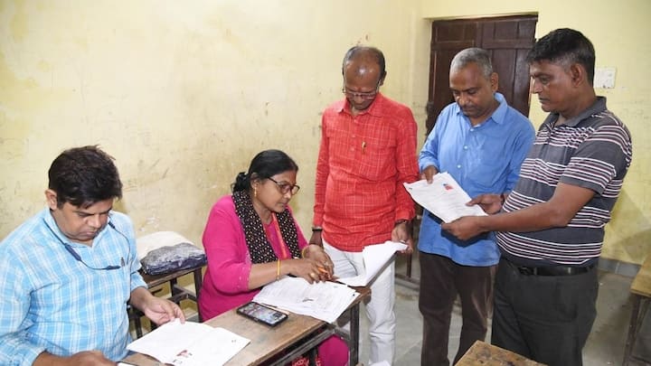 SIR का असल मकसद यही है कि एक व्यक्ति का नाम दो जगह से हटाकर रिकॉर्ड को अपडेट रखा जाए. उत्तर प्रदेश में विशेष गहन पुनरीक्षण 4 नवंबर से शुरू होकर 4 दिसंबर तक चलेगा.आपत्तियां 9 दिसंबर 2025 से 8 जनवरी 2026 तक ली जाएंगी. सत्यापन 31 जनवरी तक पूरा होगा और अंतिम सूची 7 फरवरी 2026 को जारी की जाएगी.