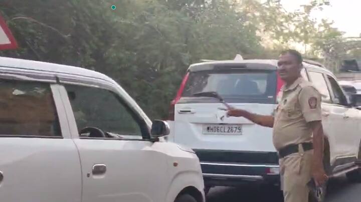पोलीस प्रशासनाकडून पुणे आणि रायगड या दोन्ही जिल्ह्यांच्या दिशेकडून येणारी वाहतूक थांबवून ठेवण्यात आली आहे.
