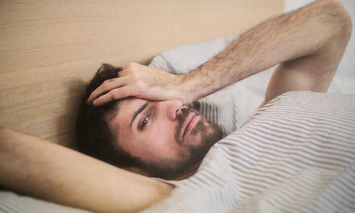 रात में बार-बार नींद खुलना, लेटते ही ही सांस फूलना या फिर ऊंचा करके तकिया लगाकर सोने की जरूरत महसूस होना यह सभी शुरुआती संकेत होते हैं कि दिल पर दबाव बढ़ रहा है. यह समस्या शरीर में जमा पानी के कारण सांस लेने में होने वाली दिक्कत से जुड़ी होती है. ऐसे में इस समस्या को भी हल्के में नहीं लेना चाहिए, नहीं तो हार्ट फेल होने जैसी दिक्कत भी हो सकती है.