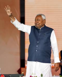 शपथ ग्रहण के बाद मंच पर नीतीश -PM मोदी की कैमिस्ट्री, प्रधानमंत्री ने यूं थामा बिहार के नए CM का हाथ, तस्वीरें