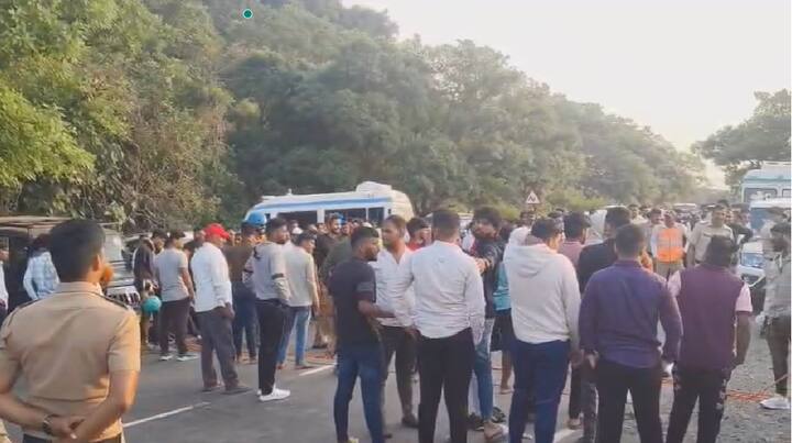 त्यामुळे प्रचंड मोठ्या प्रमाणात वाहनांच्या रांगा लागल्याने प्रवासी अडकून पडले आहेत.