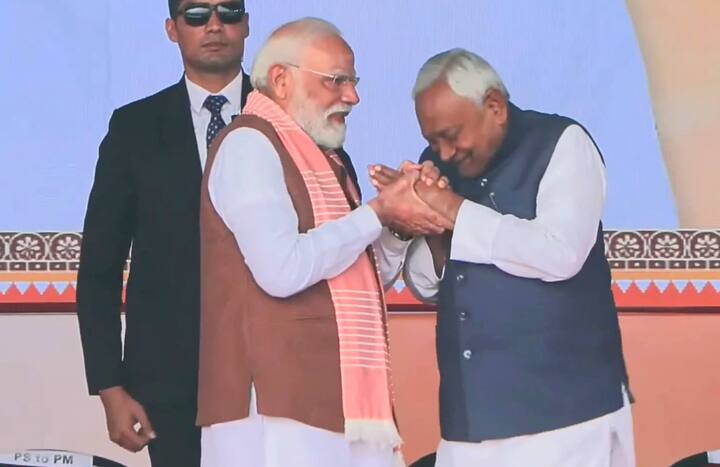 जीतनराम मांझी की हिन्दुस्तानी अवाम मोर्चा (सेक्युलर) को पांच सीटें मिलीं, जबकि उपेंद्र कुशवाहा की राष्ट्रीय लोक मोर्चा चार सीटों पर जीत दर्ज कर पाई. राष्ट्रीय जनता दल का प्रदर्शन काफी कमजोर रहा और महागठबंधन की नेतृत्व वाली पार्टी को केवल 25 सीटों पर संतोष करना पड़ा. कांग्रेस, जो महागठबंधन की सहयोगी है, उसे छह सीटें मिलीं.