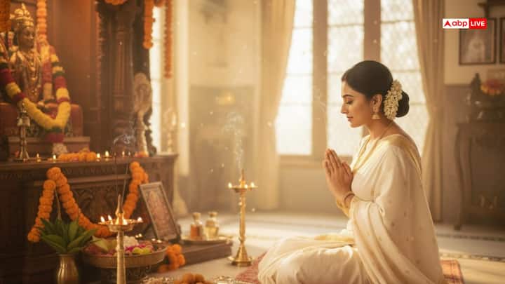 सुबह स्नान के बाद घर की सफाई करें और पूजा स्थान तैयार करें. देवी लक्ष्मी या संतोषी माता के सामने दीपक और अगरबत्ती जलाएं. सफेद कपड़े पहनें और माता को गुड़, चने और मिश्री का भोग लगाएं.