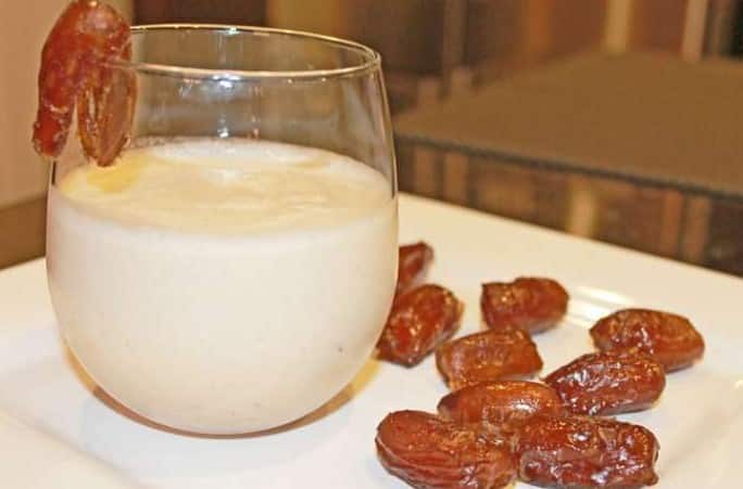 खजूर को पोषक तत्वों और सूक्ष्म पोषक तत्वों का खजाना कहा जाता है। अगर आप नियमित रूप से खजूर खाते हैं, तो शरीर को कई फायदे मिलते हैं। अगर आपके शरीर में खून की कमी है, तो आपको रोज़ाना खजूर का सेवन करना चाहिए। खजूर और दूध का सेवन करने से भी शरीर को आश्चर्यजनक लाभ मिलते हैं।