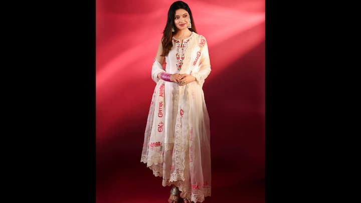 3. ⁠Elegant White Suit With Pink Accents: Divya Khosla Kumar brings together elegance, charm, and clever self-promotion with this beautiful suit set. The outfit is elevated with colourful floral embroidery along the neckline, adding a soft, feminine touch. But the highlight of the ensemble is the striking pink typography embroidered across the dupatta and hem, spelling out “Ek Chatur Naar.” This unique detailing isn’t just a fashion statement. it’s a creative nod to her newly released movie Ek Chatur Naar. Delicate lace borders soften the ensemble, bringing a vintage sophistication that balances the playful, promotional accents. Paired with metallic heels, statement earrings, and stacks of pink bangles, the look remains cohesive, festive, and eye-catching. (Image Source: Instagram/@divyakhossla)