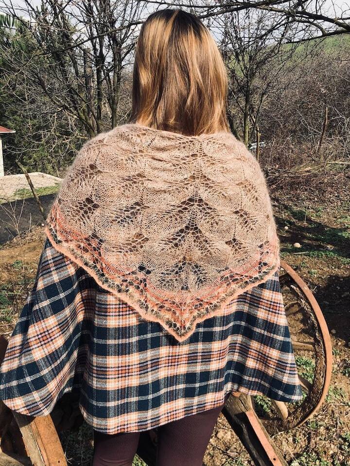 अंगोरा लोकरीचे शाल सशाच्या लोकरीपासून तयार होत असल्याने ते खूप मऊ, हलके आणि उबदार असतात आणि घातल्यावर असे वाटते की तुम्ही कापसाच्या ढगासारखे काहीतरी परिधान केले आहे.