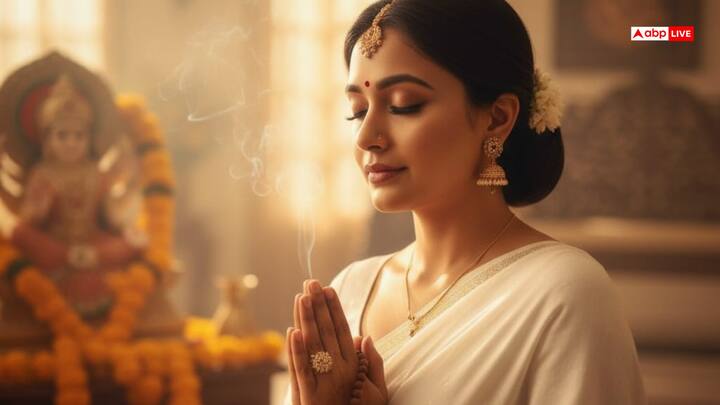 लक्ष्मी मंत्र या संतोषी माता के मंत्रों का जाप करने से सकारात्मक ऊर्जा बढ़ती है. आरती करें और परिवार की सुख-शांति, धन-समृद्धि और मनोकामनाओं की पूर्ति के लिए प्रार्थना करें.