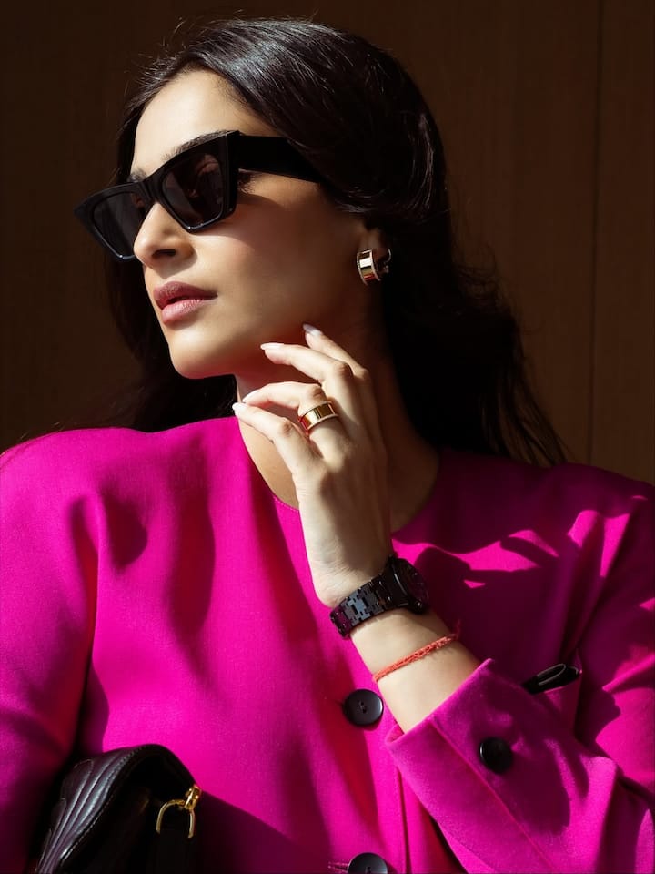 Talking about Sonam's look, she has worn a long blazer with a pink skirt. This look has been completed with a black bag and sunglasses. She has kept her look very simple.