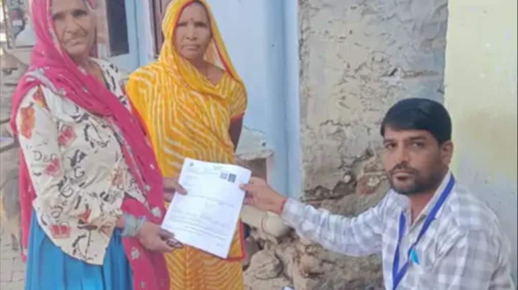 तस्वीर हरिओम बैरवा की है। वे इसमें SIR के तहत घर-घर जाकर फॉर्म देते हुए नजर आ रहे हैं। (फाइल फोटो)