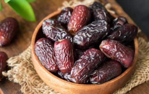 आप सर्दी, खांसी और बुखार जैसी समस्याओं से बच सकते हैं। खजूर खाने से शरीर गर्म रहता है और कई बीमारियों से दूर रहता है। सर्दियों में खजूर सेहत के लिए बहुत फायदेमंद होता है।