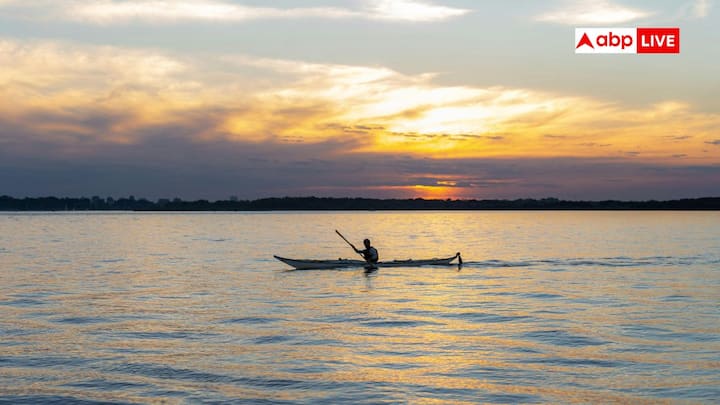 River Carries Maximum Amount Of Water: भारत की सबसे विशाल नदी कौन है? जवाब गंगा नहीं है, बल्कि वह नदी है जो बहते हुए दूसरे राज्य में जाकर समंदर जैसा रूप ले लेती है. आइए इसके बारे में जानें.