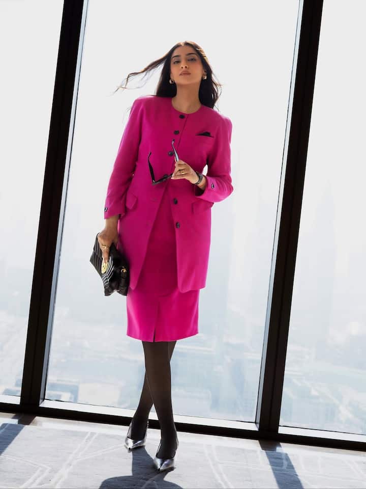 Sonam Kapoor has shared many photos in pink colored outfit. In these photos, she is seen flaunting her baby bump.