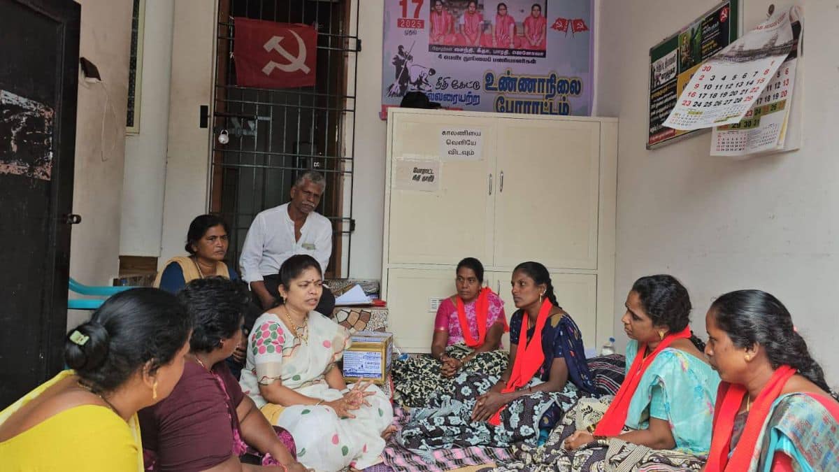 4 பெண் தூய்மைப் பணியாளர்களின் உண்ணாவிரத போராட்டம் - திலகபாமா நேரில் ஆதரவு