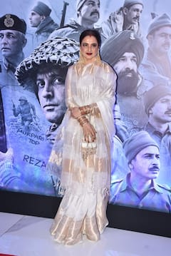 सिल्क साड़ी, मांग में सिंदूर और गोल्ड की जूलरी पहने 120 Bahadur की स्क्रीनिंग में रेखा ने लूटी लाइमलाइट, वहीदा रहमान भी छाईं