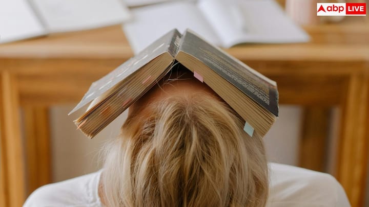 Psychoneuroendocrinology जैसी जर्नल्स में छपे स्टडी के मुताबिक, लगातार तनाव कम करने वाली आदतें कॉर्टिसोल को 30 प्रतिशत तक घटा सकती हैं. इससे दिल की बीमारी, मोटापा, टाइप-2 डायबिटीज और डिप्रेशन बीमारियों का खतरा भी कम हो जाता है. यानी ये साधारण बदलाव ही लंबे समय में मानसिक और शारीरिक सेहत को मजबूत बनाते हैं.