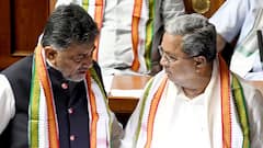 कर्नाटक में CM पद को लेकर फिर बवाल, डीके खेमे के विधायक पहुंचे दिल्ली; सिद्धारमैया को हटाएगी कांग्रेस?